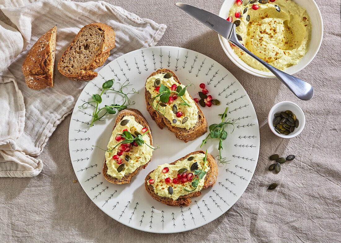 Baguette mit Curry-Quark und Granatapfelkernen