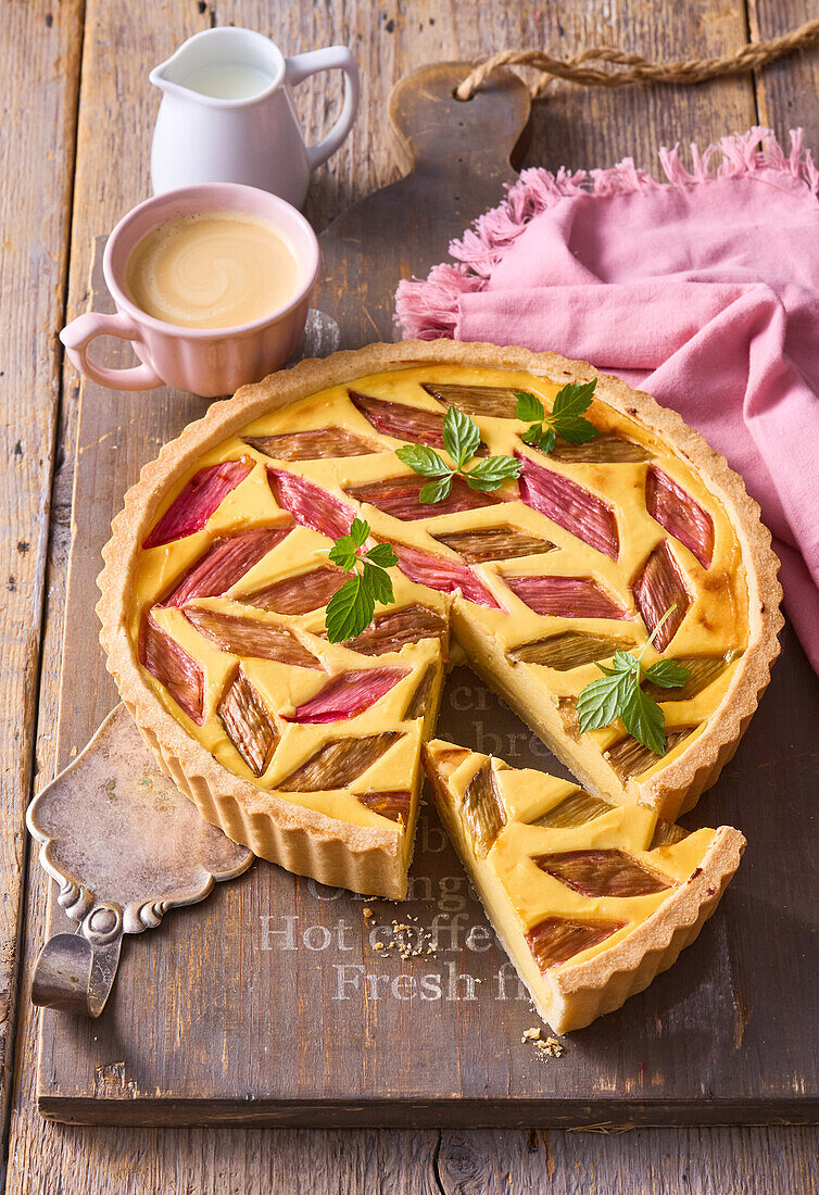 Rhubarb cake with cream icing