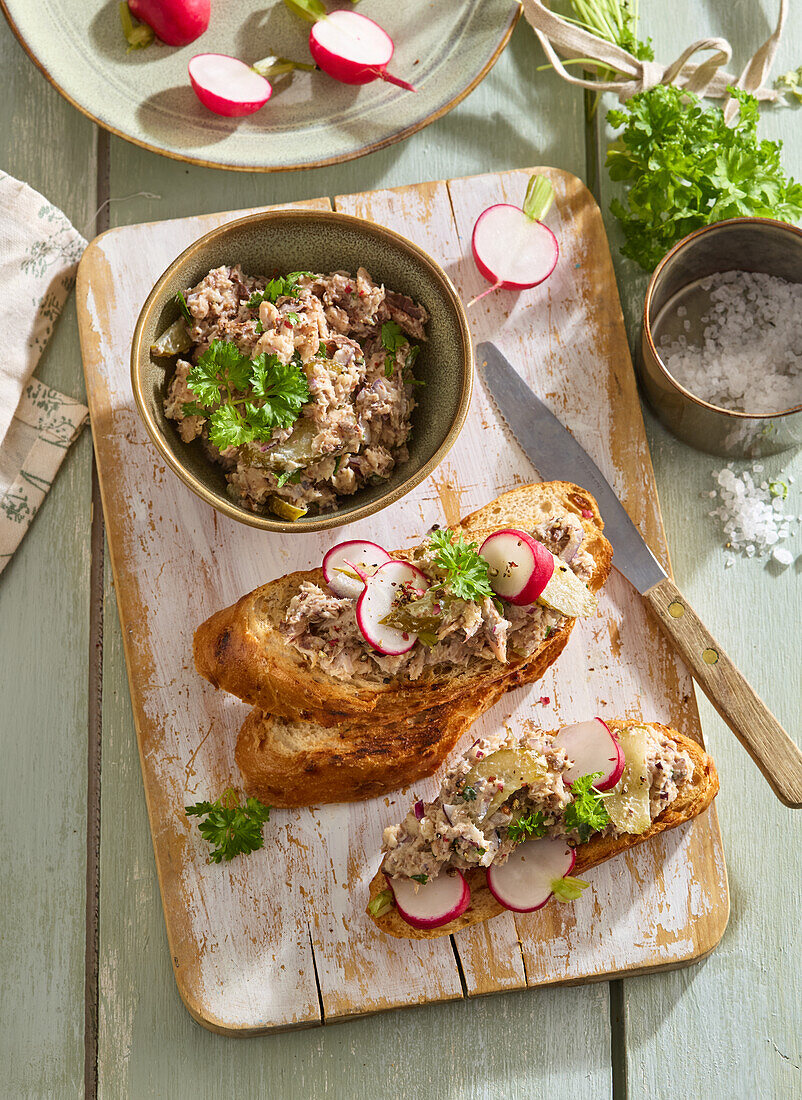 Sardinenaufstrich mit Baguette