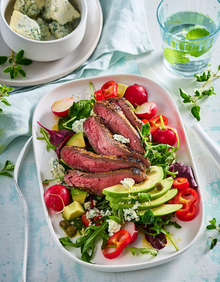 Salat mit Flanksteak, Avocado und Gorgonzola