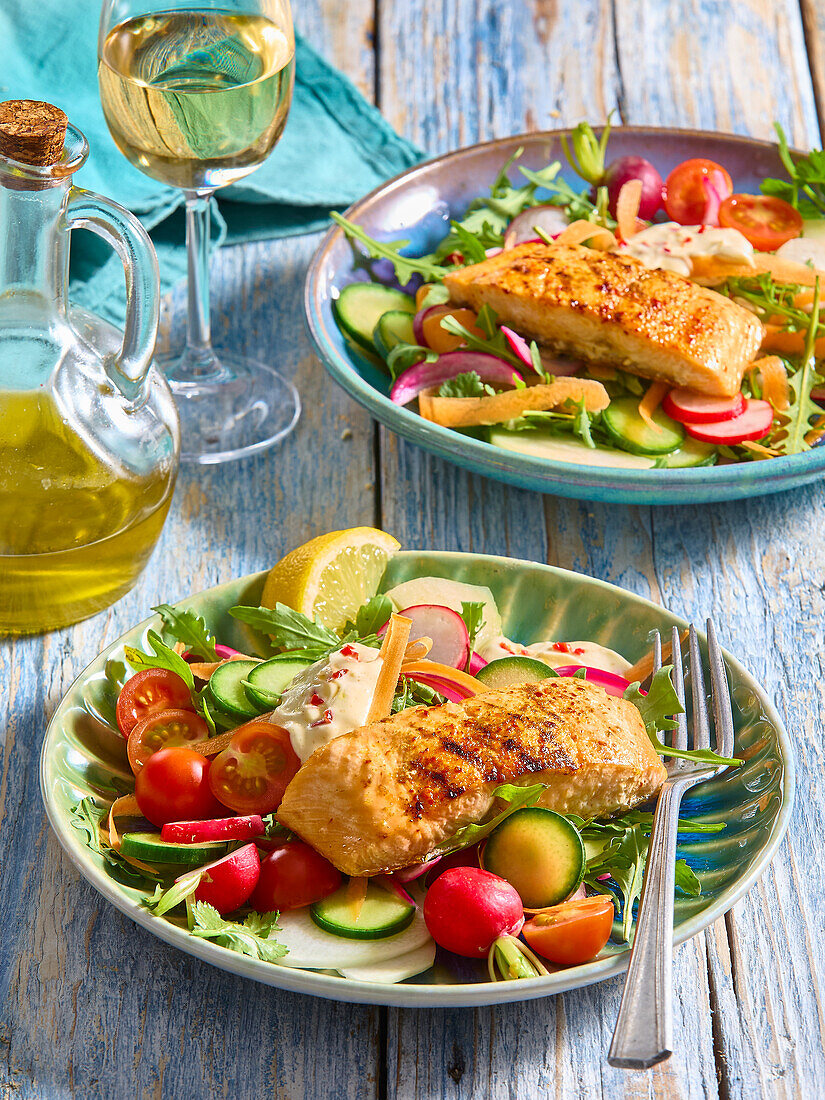 Gegrillter Lachs auf buntem Gemüsesalat