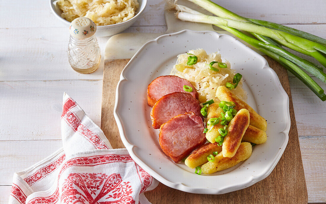 Geräuchertes Kasseler mit Sauerkraut und Kartoffelgnocchi