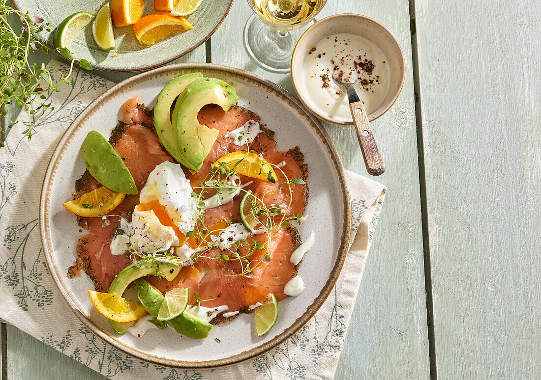 Räucherlachs mit Avocado, Ei und Meerrettichsauce