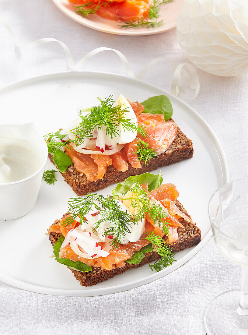 Sandwiches mit Räucherlachs, Ei und Radieschen