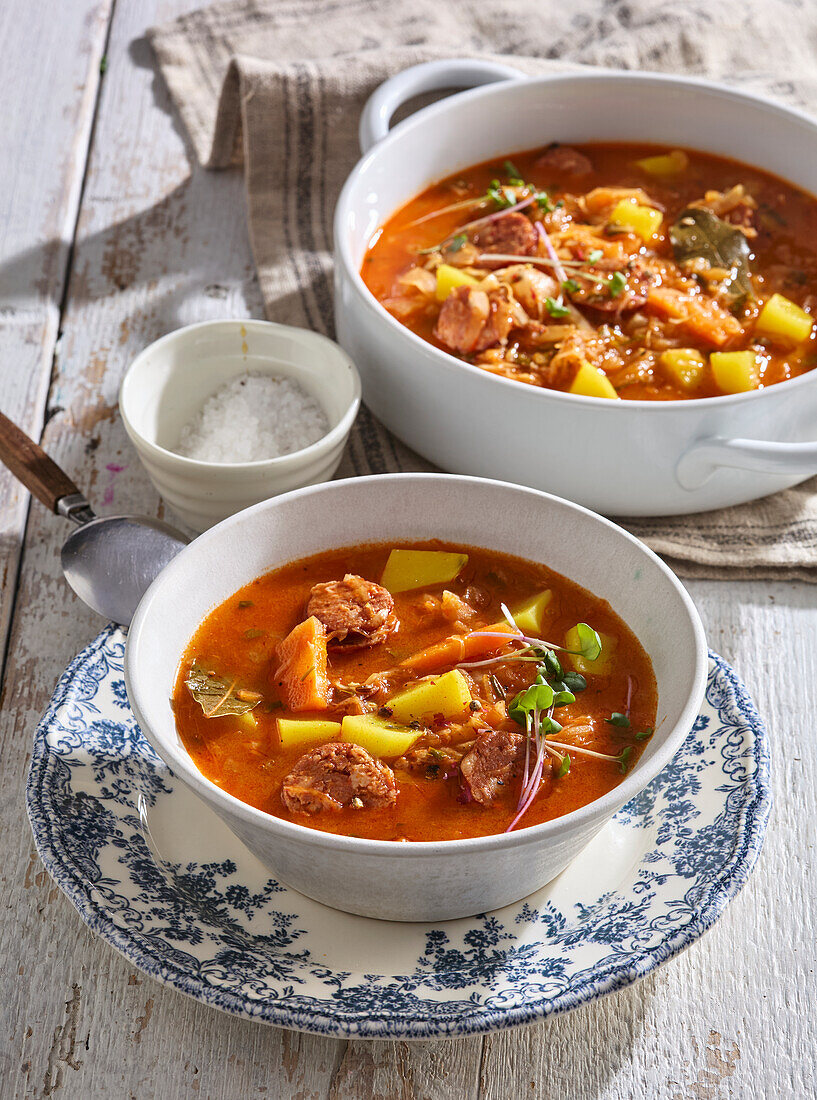 Slowakische Wurst-Kohl-Suppe mit Kartoffeln und Möhren