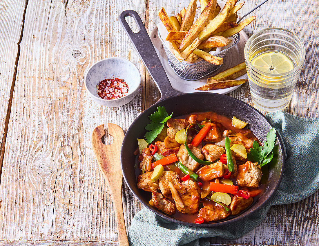 Schweinefleisch-Paprika-Pfanne mit Pommes Frites