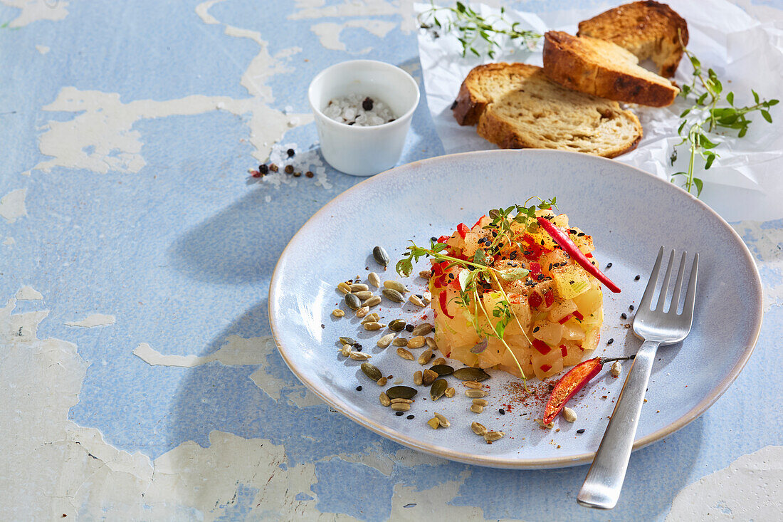 Pikanter Bierkäse-Tartar mit Kernen und Chili