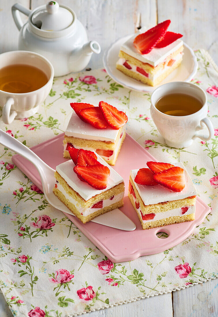 Strawberry slices with cream cheese cream