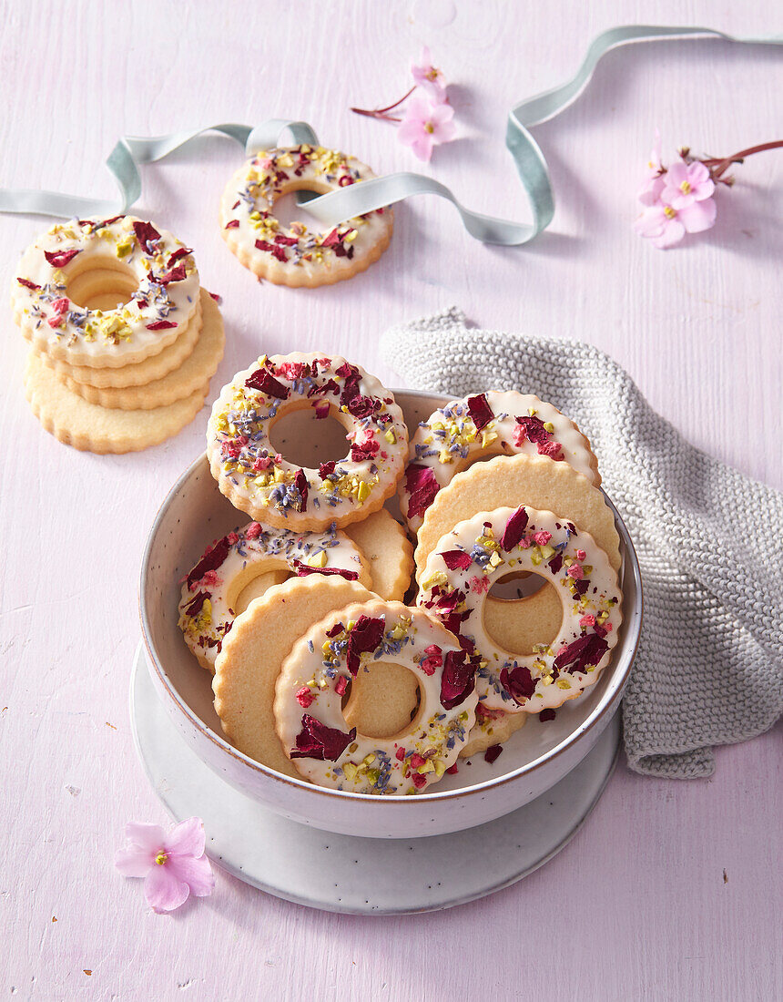 Mürbteigringe mit essbaren Blüten und Zuckerguss