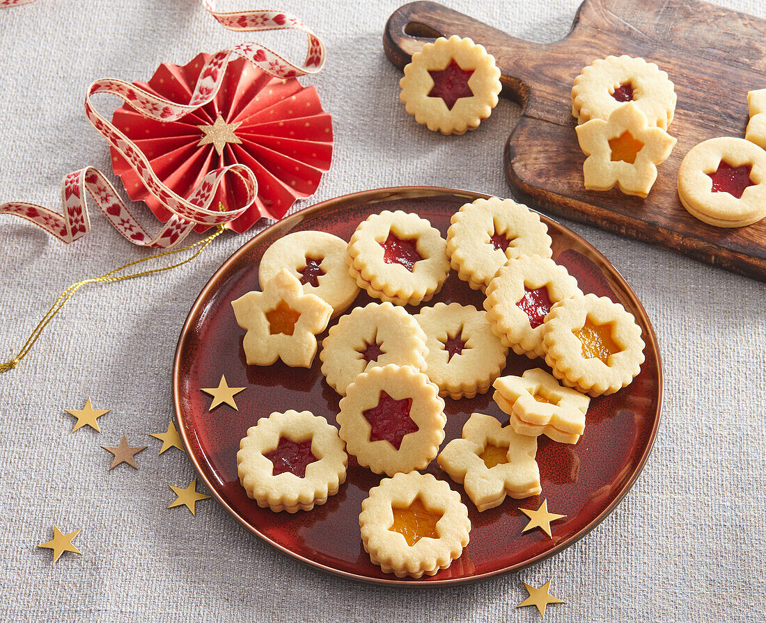 Linzer Plätzchen mit Johannisbeer- und Aprikosenmarmelade