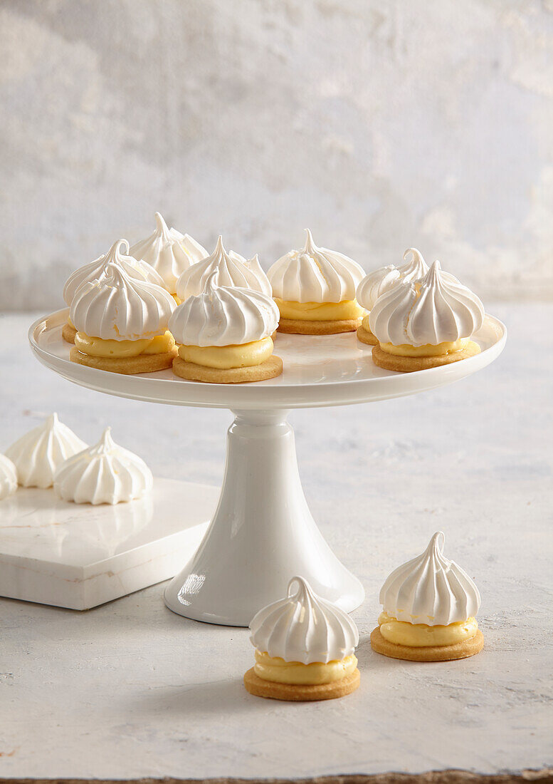 Meringue biscuits with lemon curd filling