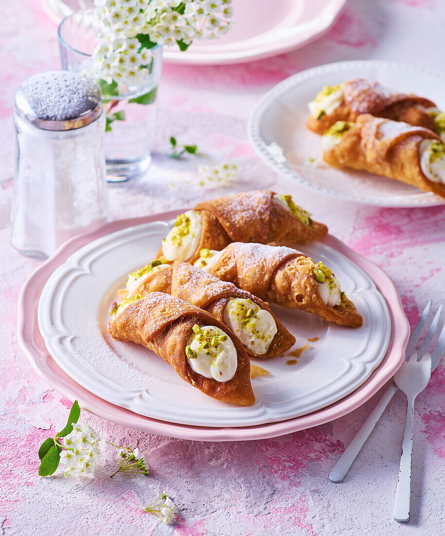 Cannoli mit Limoncello-Creme und Pistazien