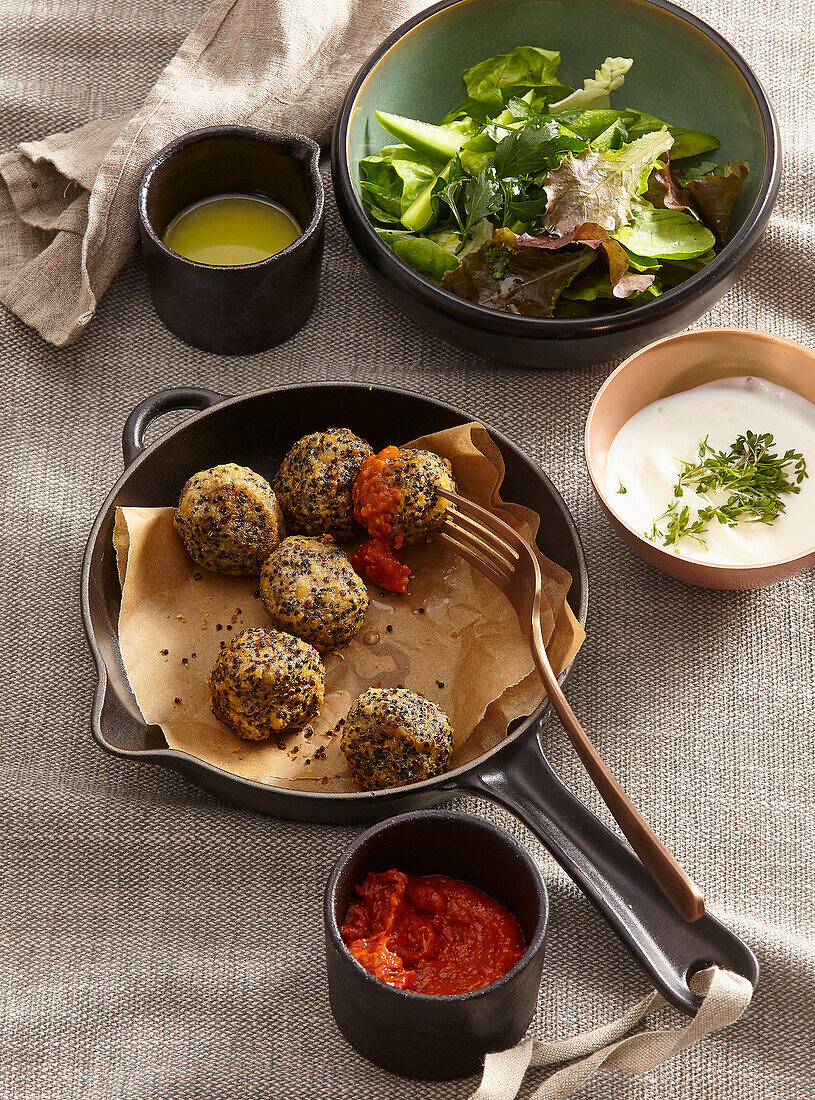 Linsen-Quinoa-Bällchen mit Tomatensalsa und Salat