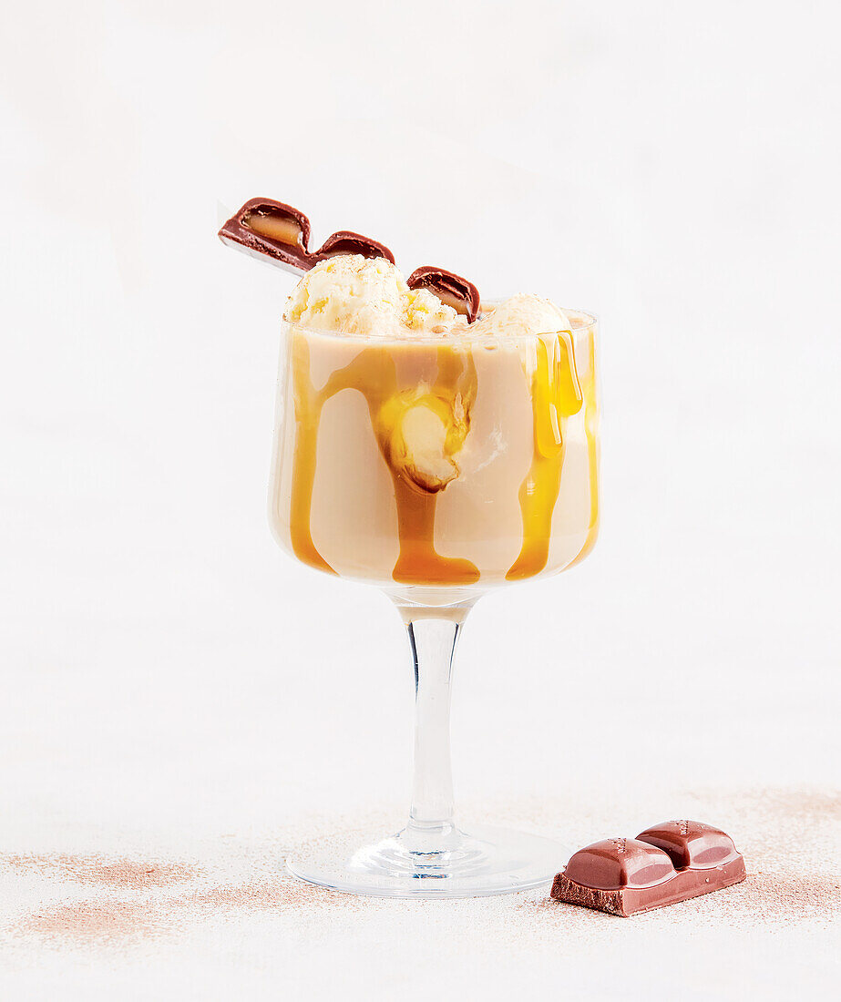 Baileys caramel cocktail with chocolate bar