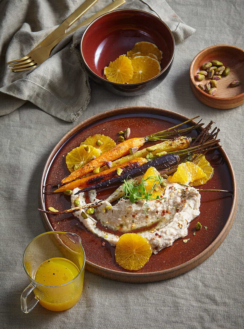 Möhren mit Orangen-Honig-Glasur und pikantem Quarkdip