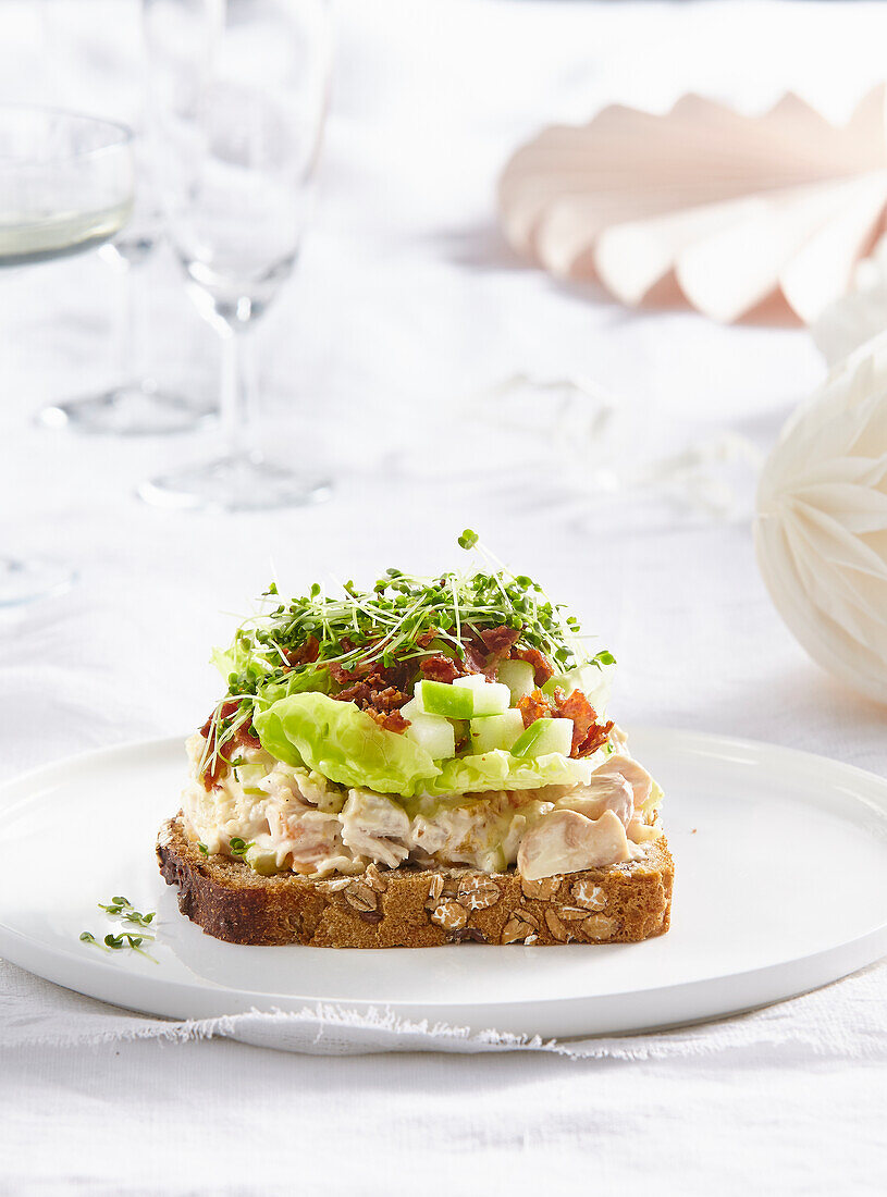 Offenes Sandwich mit Hähnchensalat, Apfel und Speck