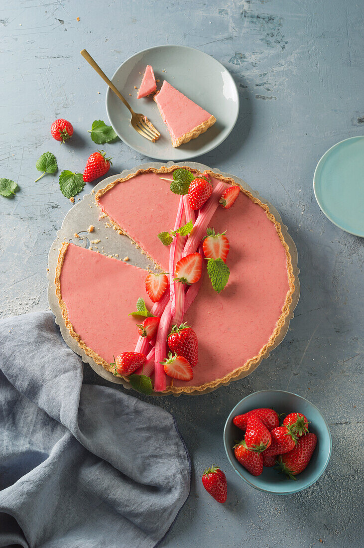 Pannacotta-Tarte 'Duetti' mit Erdbeeren und Rhabarber