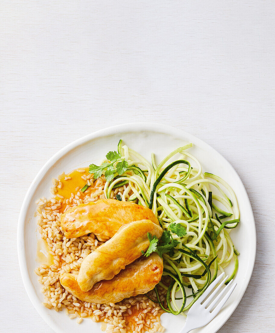 Klebriges Aprikosenhähnchen mit Zoodles und Reis