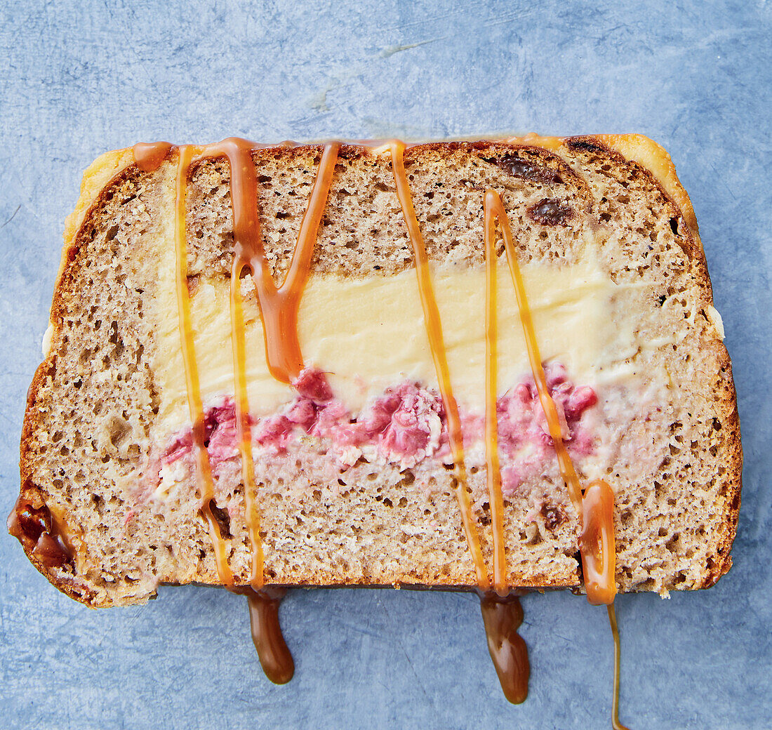 Hot Cross Caramilk Käsekuchenbrot mit Karamellsauce