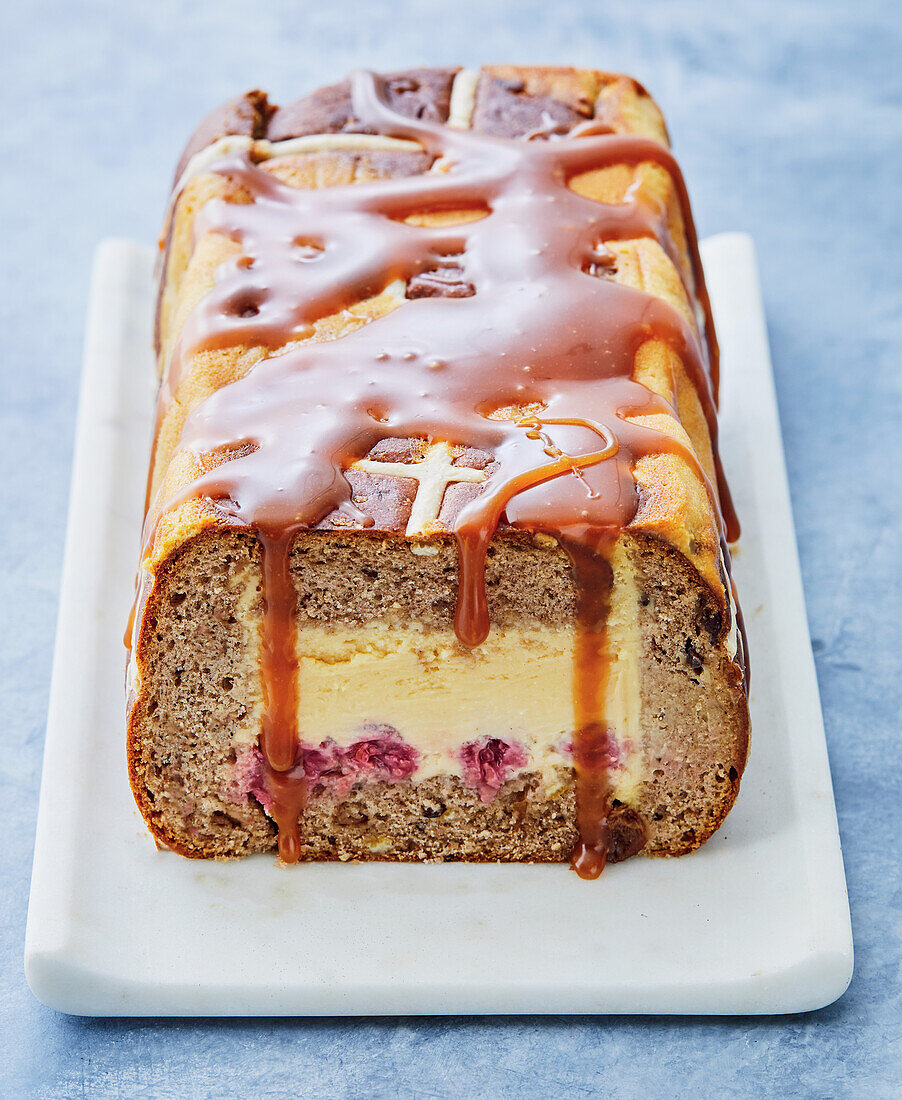 Hot Cross Caramilk Käsekuchenbrot mit Karamellsauce