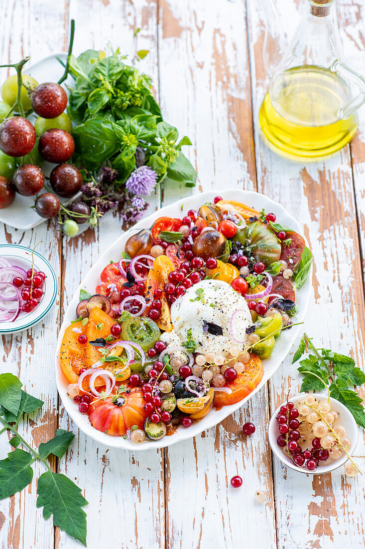 Tomatensalat mit Burrata und Johannisbeeren