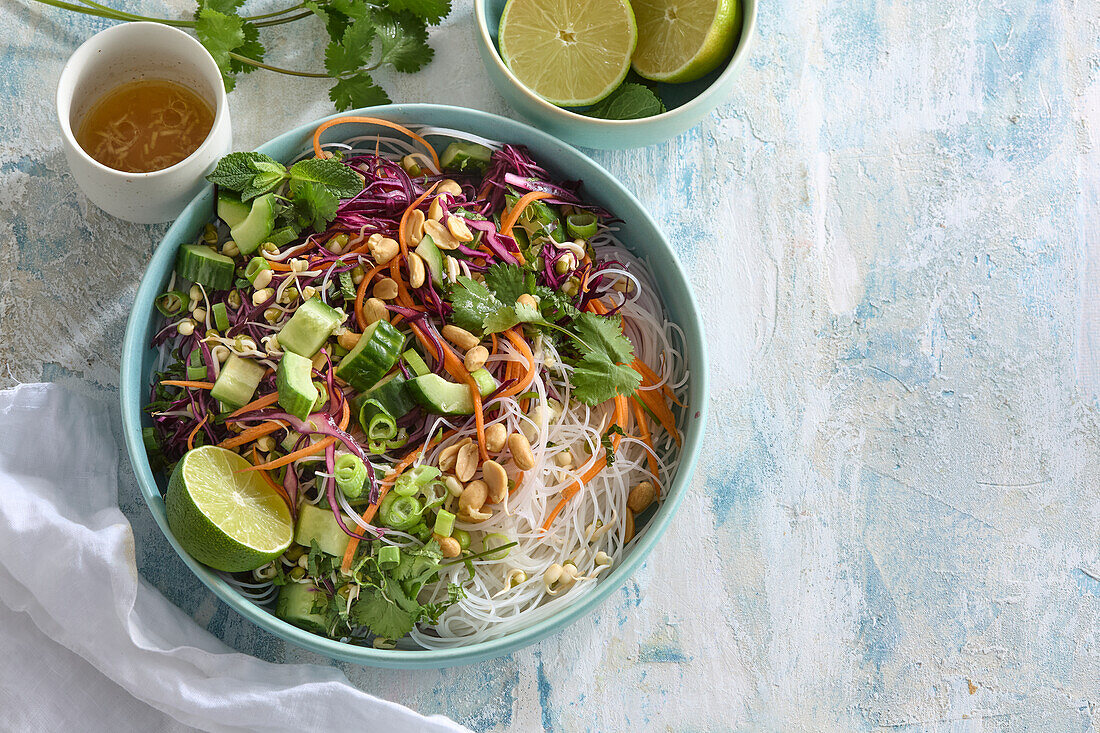 Thai-Nudelsalat mit Gemüse, Erdnüssen und Limette