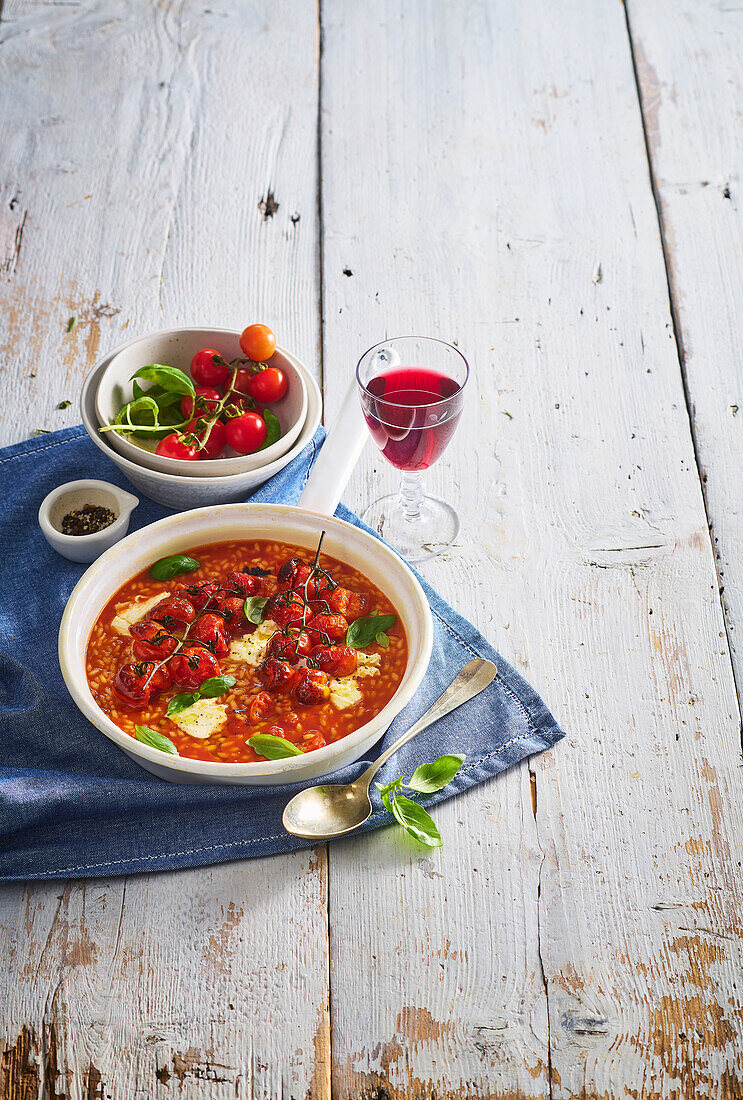 Tomatenrisotto mit gebratenen Kirschtomaten, Mozzarella und frischem Basilikum