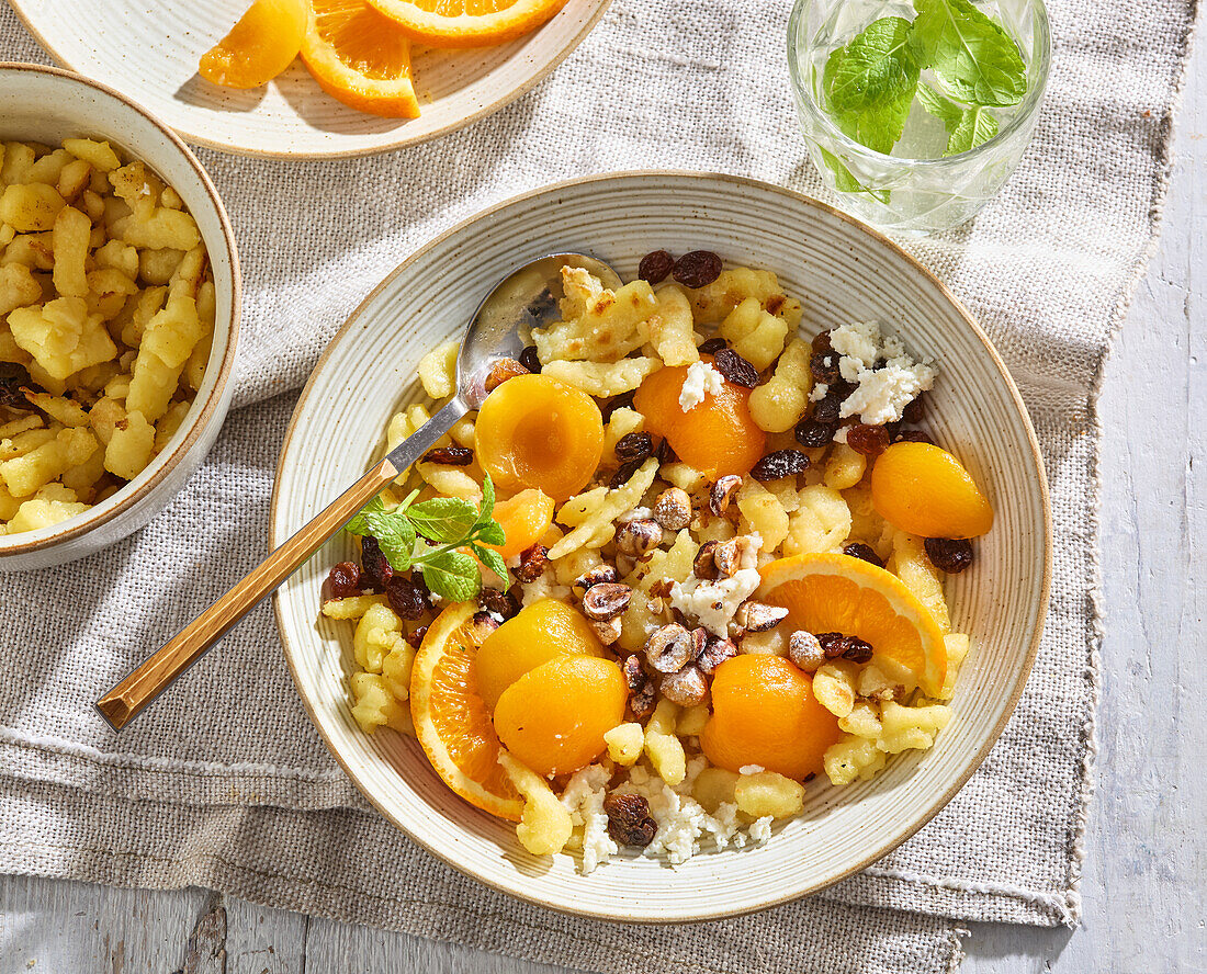 Süße Gnocchi mit Aprikosen, Nüssen und Rosinen