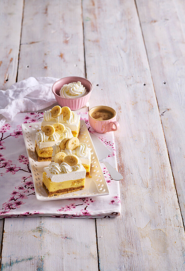 Banana and vanilla pudding slices with cream