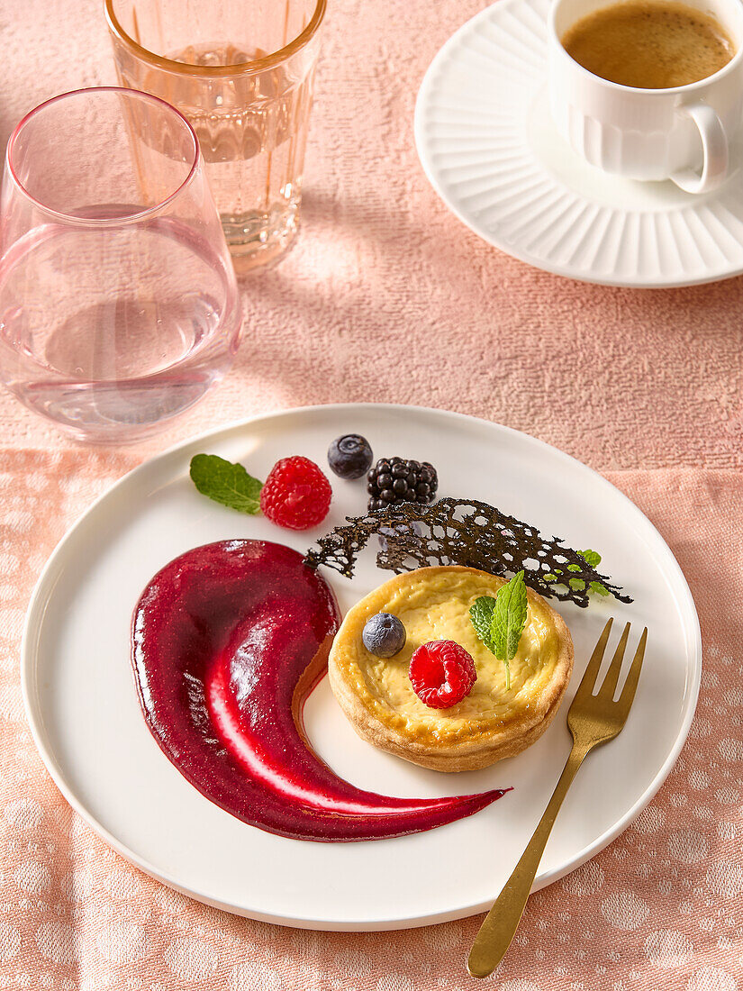 Vanilla tartlets with berry sauce