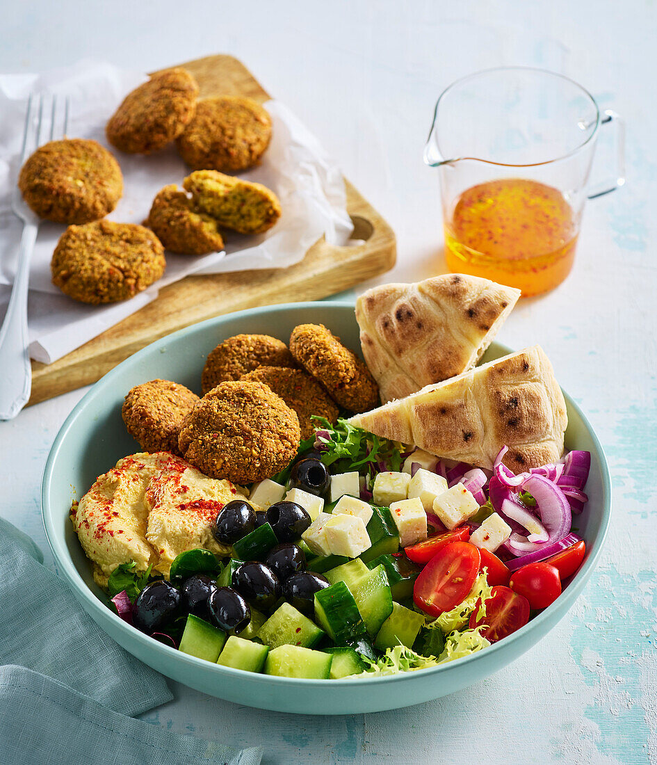 Falafelsalat mit Gemüse, Hummus, Oliven und Fladenbrot