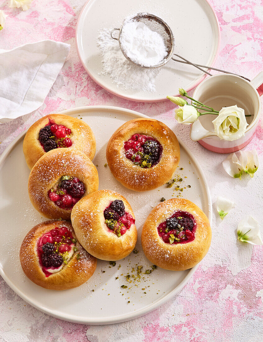 Berry cakes with pistachios and powdered sugar