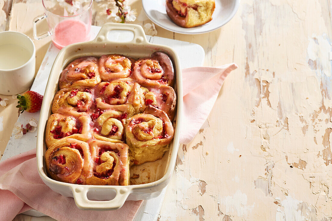 Yeast buns with strawberry filling and icing