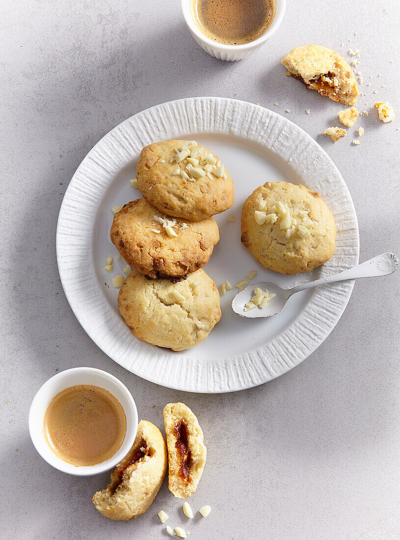 White chocolate and caramel cookies