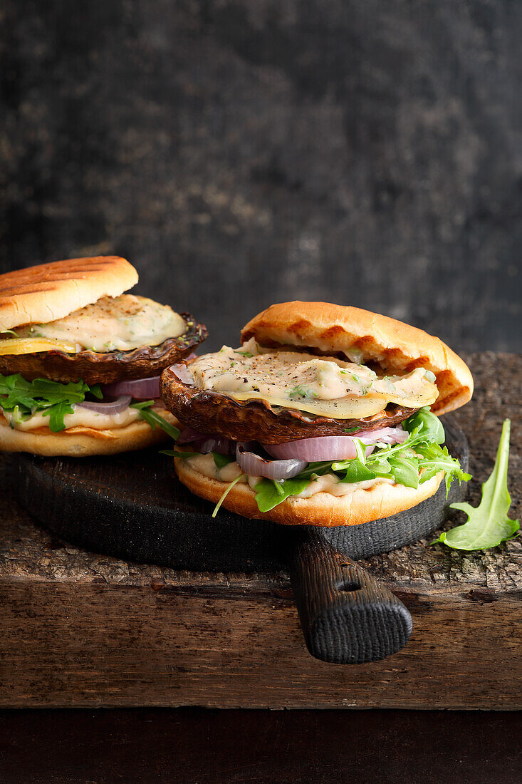 Portobello-Burger mit weißen Riesenbohnen und Scamorza