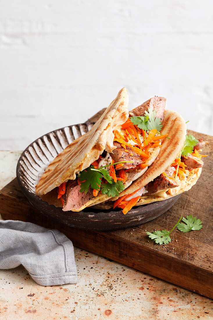 Gegrilltes Naanbrot mit Lammfleisch, Möhren und Erdnussbutter