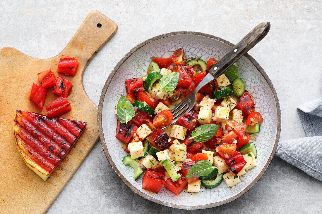 Gegrillter Melonen-Tomaten-Salat mit Schafkäse