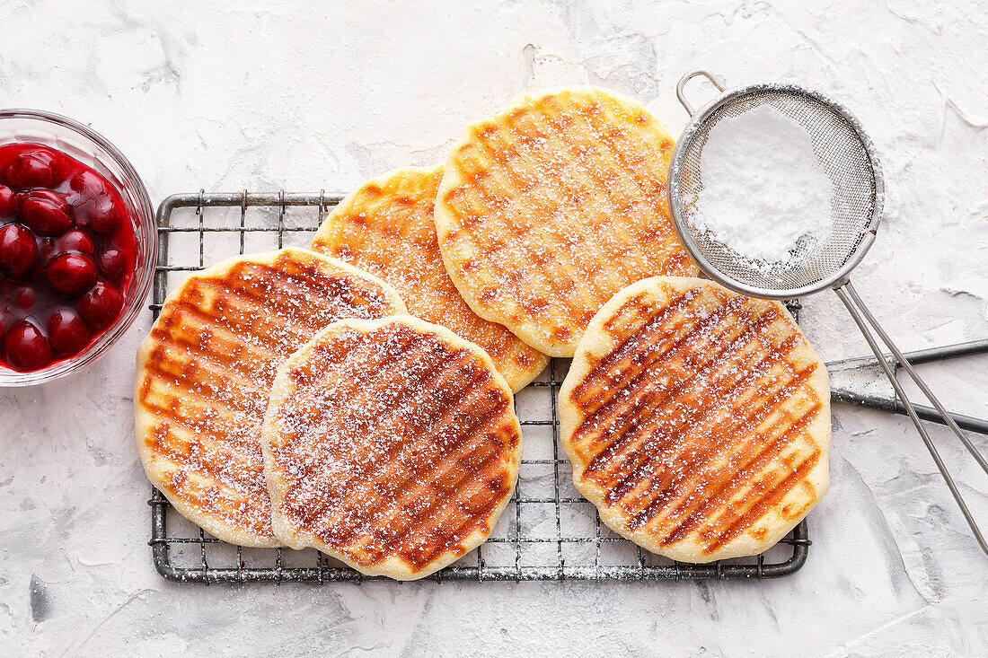 Gegrillte Waffeln mit Kirschkompott