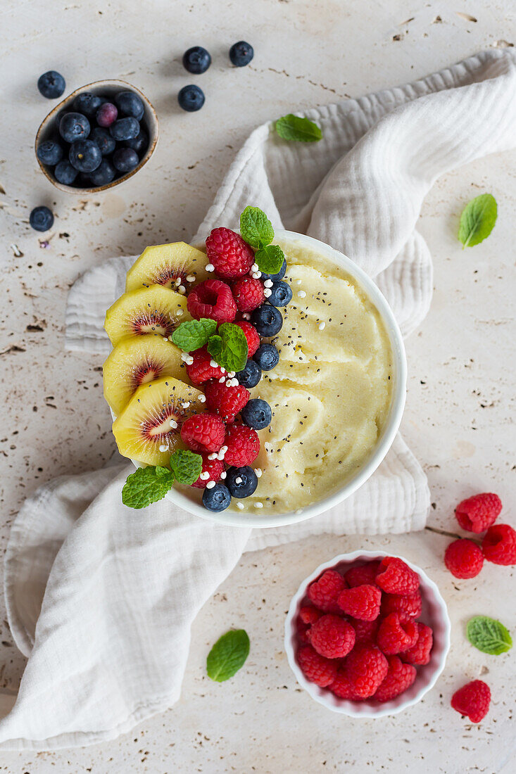 Smoothie-Bowl mit Kiwi, Himbeeren und Blaubeeren