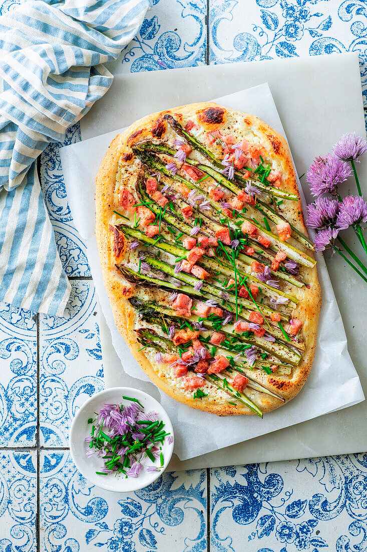 Green asparagus flatbread with bacon