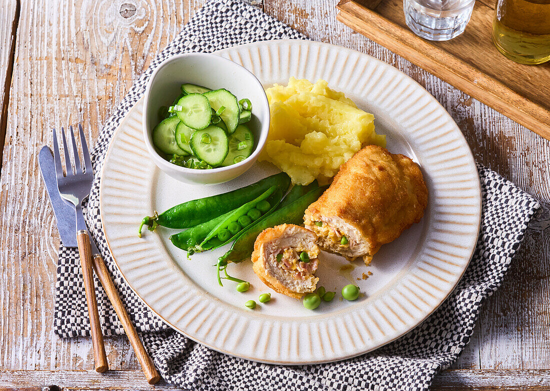 Gefüllte Hähnchenschnitzel mit Kartoffelpüree und Gemüse