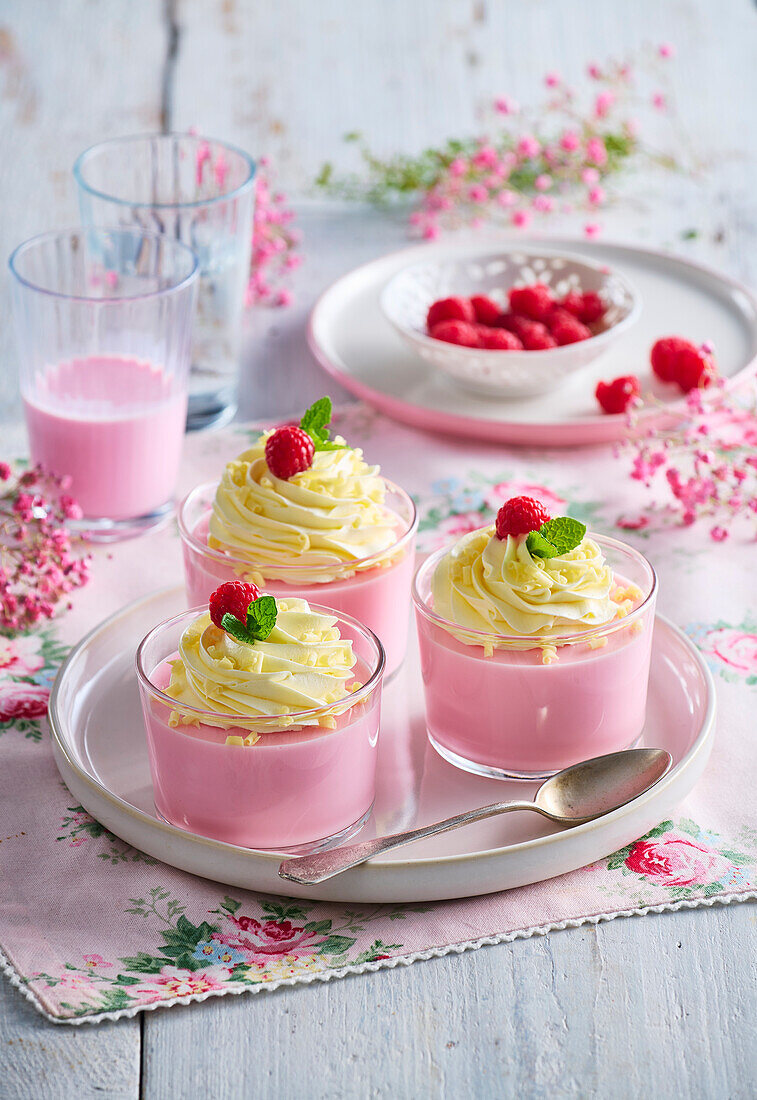 Erdbeermousse mit weißer Schokocreme und Himbeeren