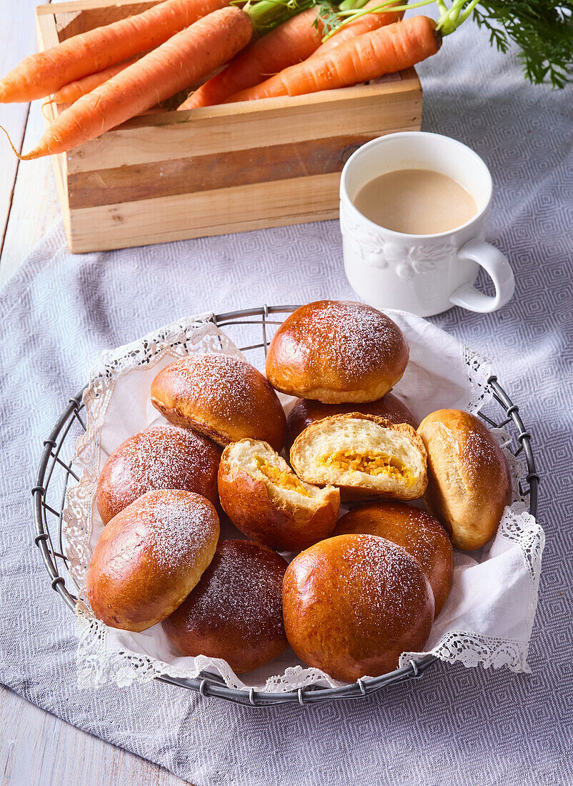 Süße Hefebrötchen mit Möhrenfüllung