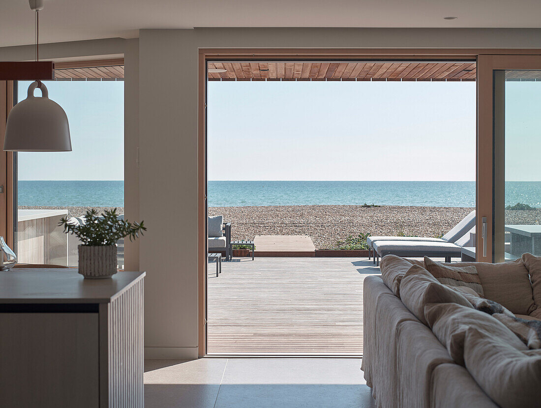 Open-plan kitchen/living room with sea view and terrace on the beach