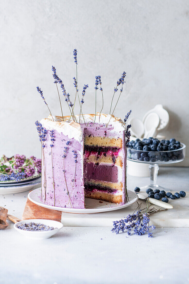 Lavendel-Blaubeer-Kuchen mit Käsekuchenfüllung