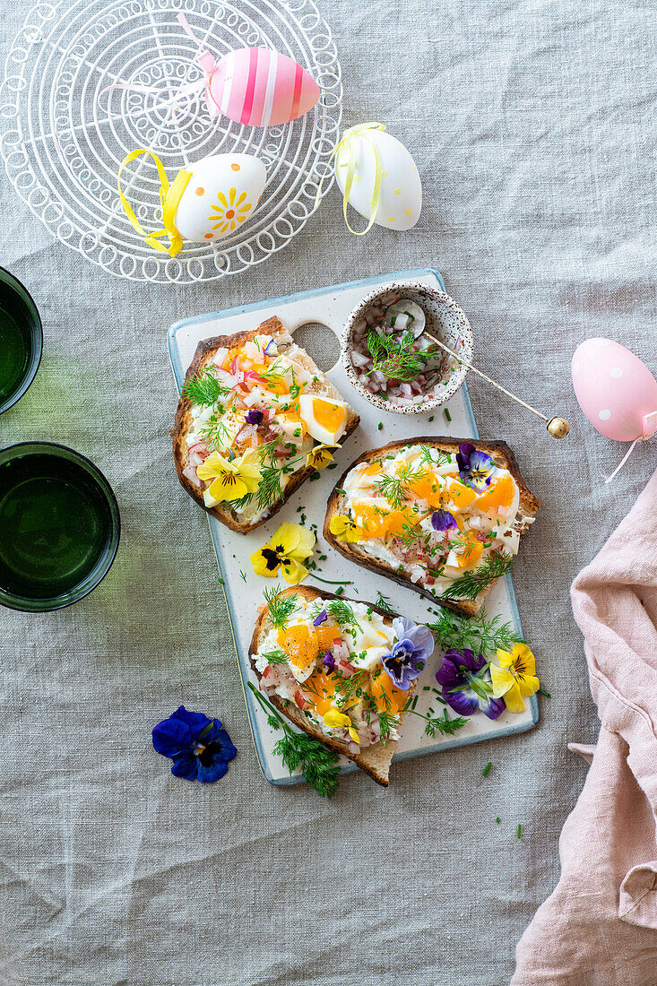 Crostini mit hartgekochtem Ei, Radieschen und Dill