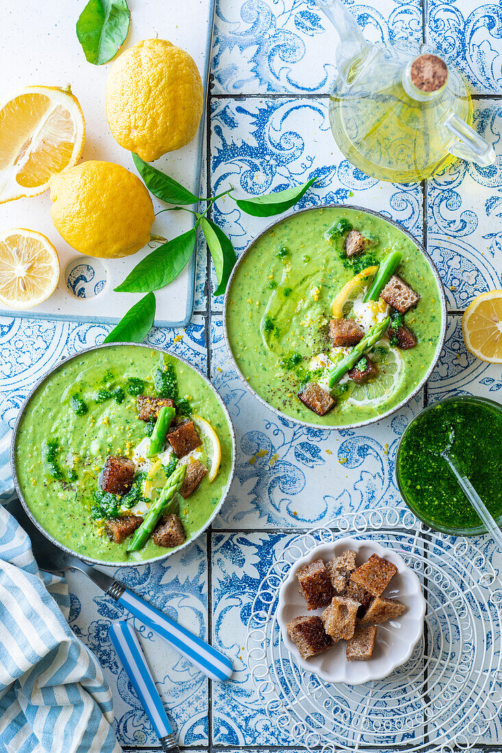 Grüne Spargel-Zitronen-Suppe mit Croûtons