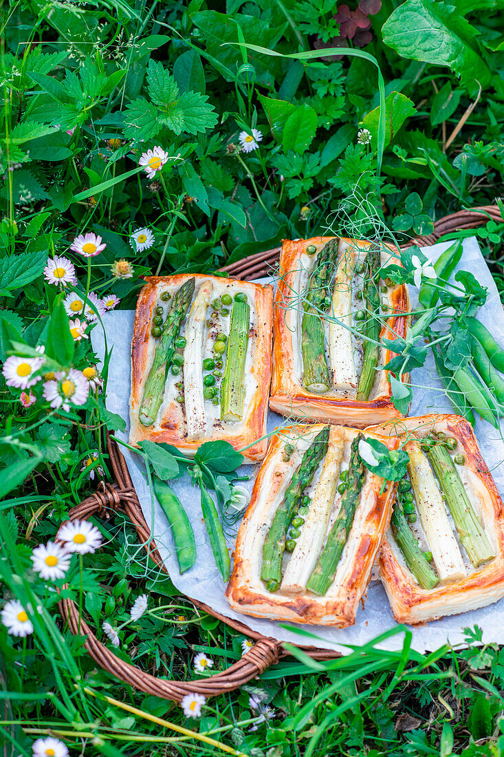 Asparagus puff pastry slices