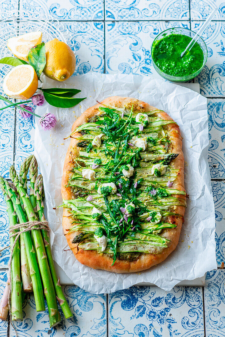 Green asparagus pinsa