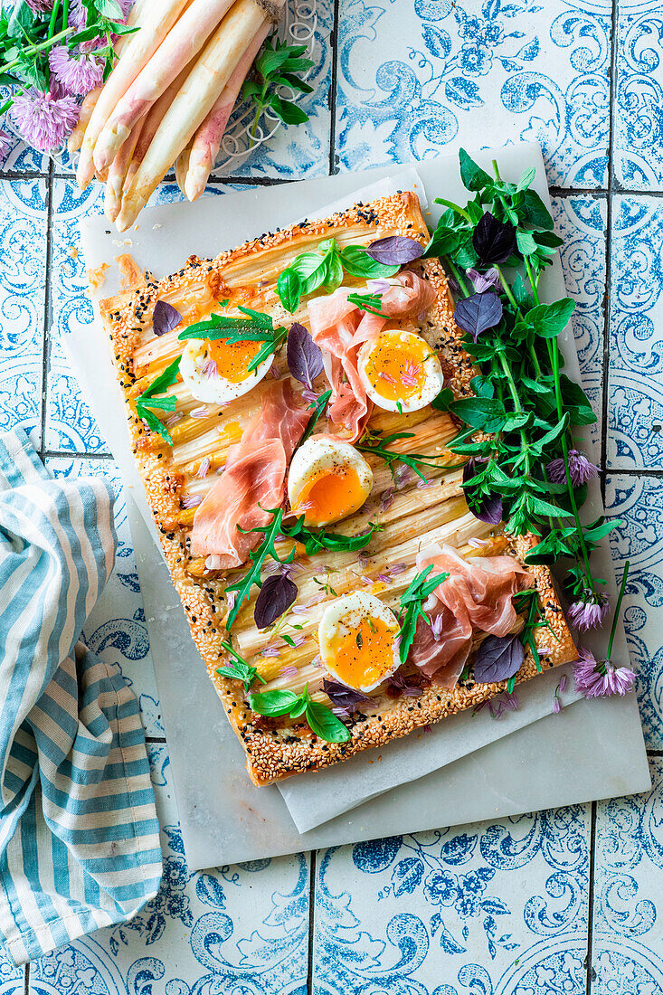 Weiße Spargel-Tarte mit wachsweichem Ei und Schinken